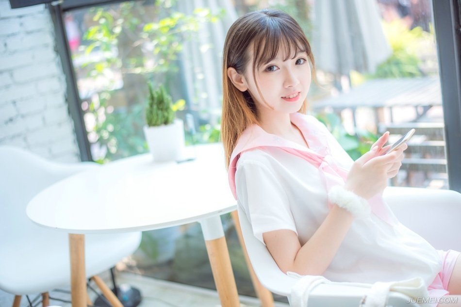 看人挑担不吃力：别人养父母，如何养都是不孝;都做的没自己好。